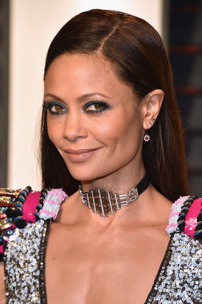 Minh tinh gợi cảm hạnh phúc dự tiệc bên chồng trẻ - 14
Thandie Newton trang điểm cá tính