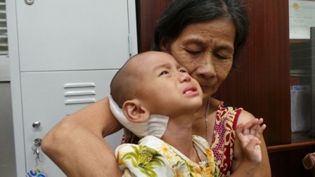 Thương bé 17 tháng tuổi chết mòn trên giường bệnh trong cảnh không cha, mẹ bị tâm thần - 6 Thương bé 17 tháng tuổi chết mòn trên giường bệnh trong cảnh không cha, mẹ bị tâm thần - 6