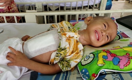 Thương bé 17 tháng tuổi chết mòn trên giường bệnh trong cảnh không cha, mẹ bị tâm thần - 1 Thương bé 17 tháng tuổi chết mòn trên giường bệnh trong cảnh không cha, mẹ bị tâm thần - 1