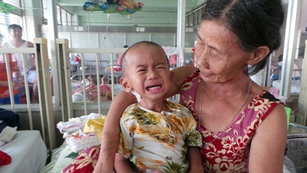 Thương bé 17 tháng tuổi chết mòn trên giường bệnh trong cảnh không cha, mẹ bị tâm thần - 4 Thương bé 17 tháng tuổi chết mòn trên giường bệnh trong cảnh không cha, mẹ bị tâm thần - 4