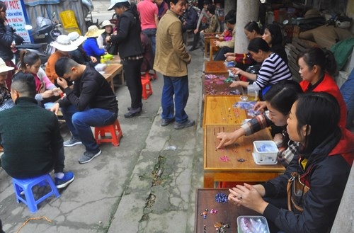 Những khu chợ kỳ dị, độc đáo chỉ có ở Việt Nam - 10 Chợ đá Lục Yên (Yên Bái) họp tại một địa điểm khá đẹp nằm ở góc hồ nước lung linh ở Thị trấn Yên Thế. Chợ chỉ họp trong khoảng thời gian vài ba tiếng đồng hồ vào buổi sáng hàng ngày.