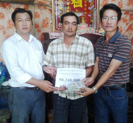 PV Dân trí cùng lãnh đạo xã Phong Thạnh A trao tiền bạn đọc cho anh Nguyễn Văn Thắng.