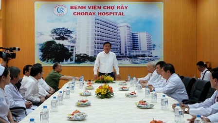 Bí thư Thăng: Đề nghị Chợ Rẫy “tiên phong” tự chủ theo mô hình doanh nghiệp - 1 Bí Thư Đinh La Thăng đến chúc mừng năm mới Bệnh viện Chợ Rẫy