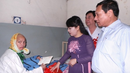Bộ trưởng Bộ Y tế “vi hành” các bệnh viện đêm giao thừa - 4 Bà ân cần thăm hỏi, động viên và trao quà chia sẻ khó khăn với người bệnh phải ăn tết tại bệnh viện
