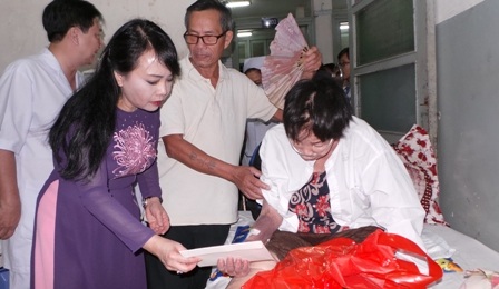 Bộ trưởng Bộ Y tế “vi hành” các bệnh viện đêm giao thừa - 3 Bộ trưởng Bộ Y tế “vi hành” các bệnh viện đêm giao thừa - 3