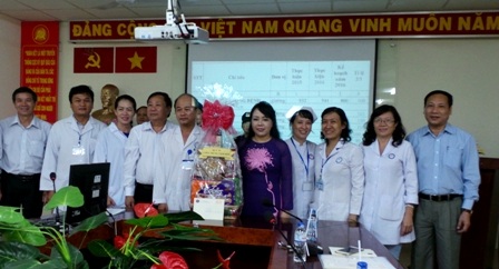 Bộ trưởng Bộ Y tế “vi hành” các bệnh viện đêm giao thừa - 2 Bộ trưởng đến thăm và chúc Tết tại 3 bệnh viện trên địa bàn TPHCM