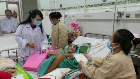 Bộ trưởng Bộ Y tế “vi hành” các bệnh viện đêm giao thừa - 1 Bộ trưởng Bộ Y tế “vi hành” các bệnh viện đêm giao thừa - 1