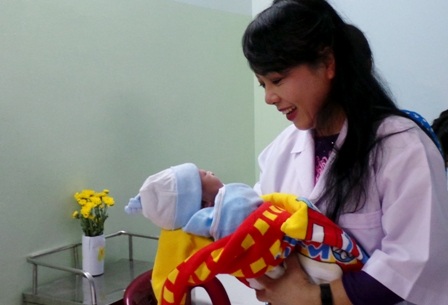 Bộ trưởng Bộ Y tế “vi hành” các bệnh viện đêm giao thừa - 8 Bộ trưởng vui mừng nâng niu những mầm non tương lai của đất nước