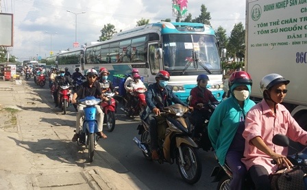 Dân đổ về Hà Nội, Sài Gòn sau những ngày nghỉ "vét", nhiều tuyến đường ùn tắc - 11 Kẹt xe gần 2 giờ trên Quốc lộ 1 A chiều ngày 5/2