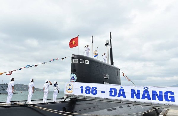 Tàu ngầm Kilo Đà Nẵng tại Lễ Thượng cờ sáng 28/2 - Ảnh: VGP