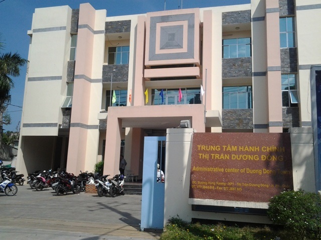 Vụ doanh nghiệp "cướp" đường công cộng: Người dân tố cáo chủ tịch thị trấn! - 2 Trung tâm hành chính thị trấn Dương Đông, nơi có UBND thị trấn được giao chủ trì việc kiểm tra tháo dỡ công trình xây dựng lấn chiếm của Công ty Hải Lưu, nhưng cho đến nay vụ việc vẫn dậm chân tại chỗ, khiến người dân rất bức xúc.
