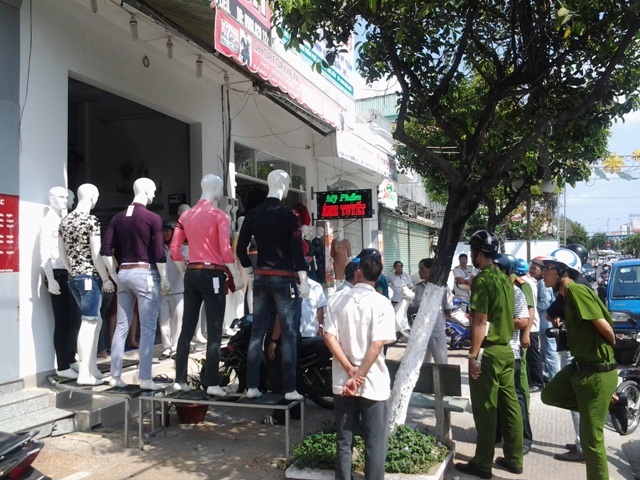Hà Nội: Điều máy xúc phá bậc thềm trụ sở phường Quốc Tử Giám - 9 Lực lượng chức năng kiểm tra một cơ sở kinh doanh thời trang có hành vi lấn chiếm vỉa hè trên tuyến đường Trần Phú. Sau khi được nhắc nhở, cơ sở này đã chủ động đưa các vật trưng bày lấn vỉa hè vào bên trong và ký cam kết không tái phạm lấn chiếm.