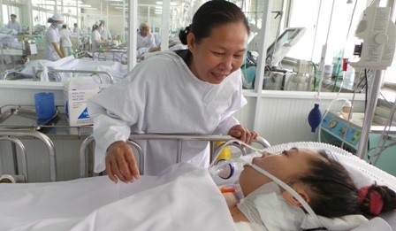 Cô giáo trẻ nguy kịch vì một vết ong chích - 2
Được vào thăm con, bà Hiệp khóc lặng bên giường bệnh