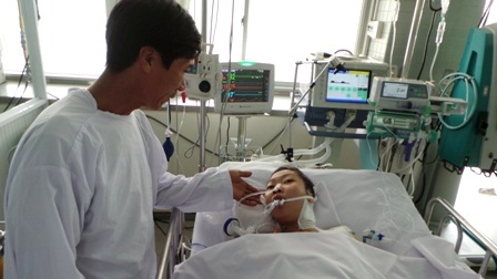 Cô giáo trẻ nguy kịch vì một vết ong chích - 4
Ông Tấn Tài đã lên tiếng bán nhà điều trị cho con nhưng không ai hỏi mua