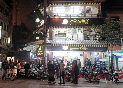 Vì sao quán xôi đông nhất Hà Nội đóng cửa? - 3
Quán xôi Yến tấp nập những ngày còn mở cửa (ảnh Vietnamnet).