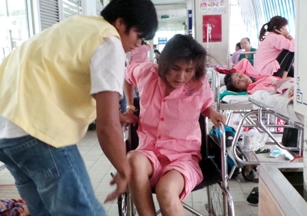 Mẹ bị “ma rừng” gặm nhấm cơ thể, 3 con thơ nheo nhóc - 1
Lao cột sống chèn ép tủy khiến nửa cơ thể của người mẹ đã bị yếu liệt