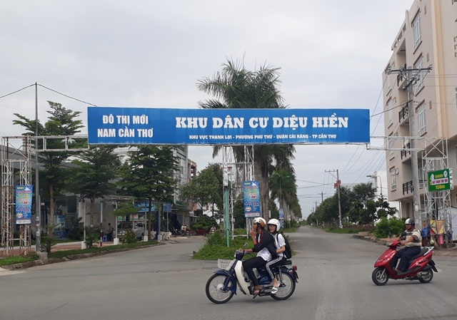 Dân “khóc ròng” vì khu dân cư “đại gia” Diệu Hiền: Đang chờ chỉ đạo giải quyết! - 1 Khu Dân cư Diệu Hiền nằm ngay trung tâm TP Cần Thơ hoạt động hơn 10 năm nay, nhưng người vẫn phải xài điện câu đuôi.