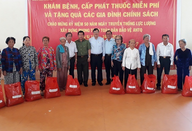 Công an Cần Thơ: Khám bệnh, cấp phát thuốc miễn phí cho 300 hộ dân - 1 Lãnh đạo Thành ủy và công an Cần Thơ trao quà cho các hộ nghèo ở xã Định Môn