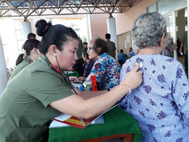 Công an Cần Thơ: Khám bệnh, cấp phát thuốc miễn phí cho 300 hộ dân - 2 Các bác sĩ ở Bệnh viện của Công an Cần Thơ khám bệnh miễn phí cho người dân