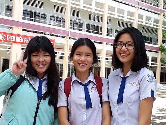 Thí sinh cười tươi rói kết thúc kỳ thi THPT - 10
Các thí sinh cười tươi sau môn thi cuối cùng. (Ảnh: Phạm Tâm)