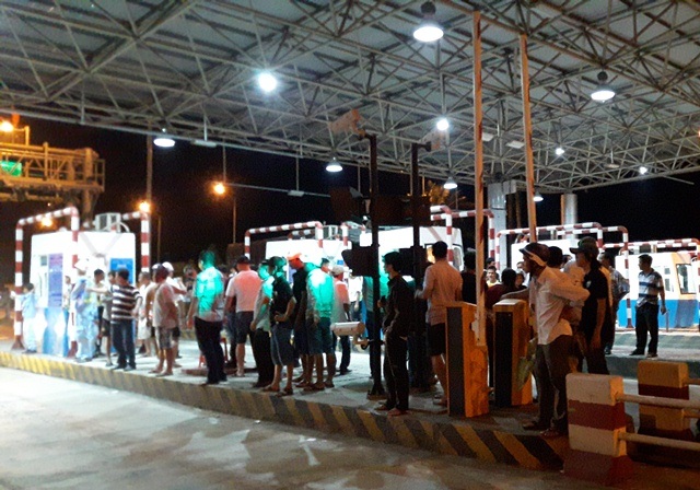 Xả trạm thu phí Cai Lậy vì tài xế đồng loạt trả tiền lẻ - 2 Nhiều người dân địa phương tràn vào khu vực thu phí reo hò, cổ vũ tài xế