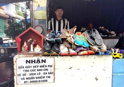 Món quà của người thợ sửa giày bên đường khiến cụ ông rơi nước mắt - 2
Anh Huỳnh Thanh Tuấn bên tiệm sửa giày của mình.