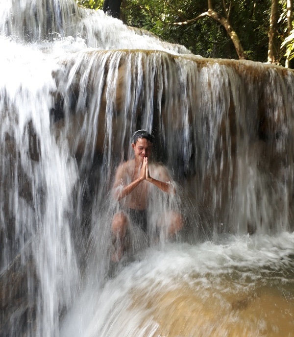 Du khách đắm mình trong dòng nước trắng xóa, mát lạnh của thác Mây.