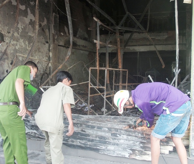 Hầu hết vật dụng bên trong cửa hàng ở tầng trệt đều bị cháy rụi. Ngành chức năng đang tiến hành điều tra nguyên nhân.
