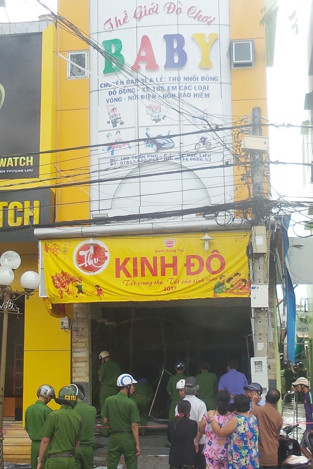 Cửa hàng kinh doanh đồ chơi trẻ em bị cháy lúc sáng sớm ngày 13/9.