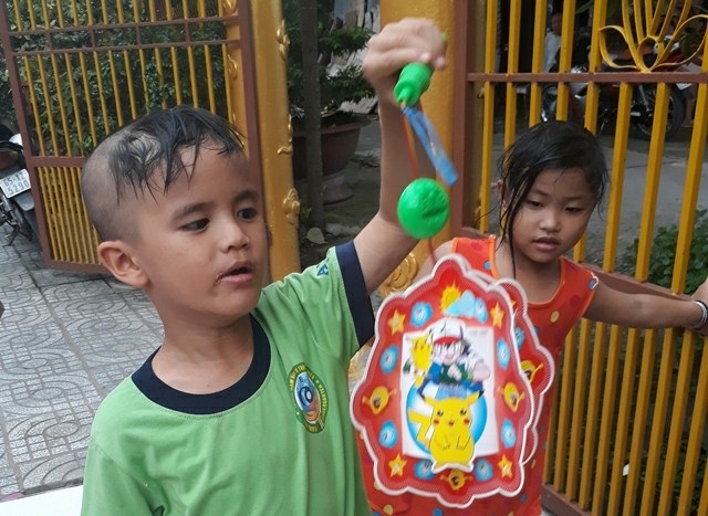 Báo Dân trí tặng quà trung thu đến các bé họ Nhân ở Cần Thơ - 3 Trụ trì cho biết bé Nhân Đức rất hiếu động và lấn lướt các bé khác