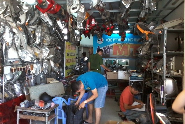 Sau khi trộm kính của dân, Hảo mang đến Công ty TNHH MTV Diệp Minh Chí tiêu thụ