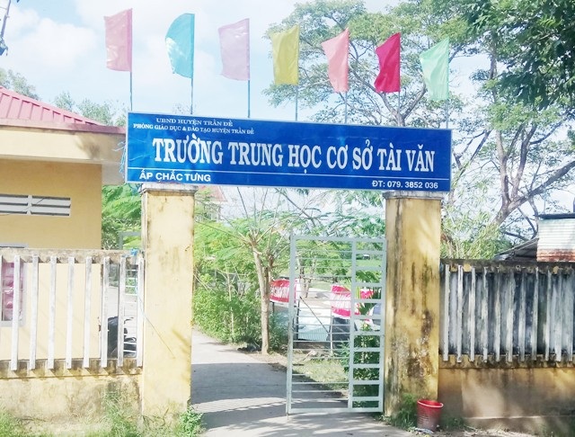 Giáo viên vẫn đứng lớp nhưng lại bị cắt lương - 1
Trường THCS Tài Văn (xã Tài Văn, huyện Trần Đề, tỉnh Sóc Trăng) có 2 nữ giáo viên bị cắt lương tháng 11/2017 mà không rõ lý do.