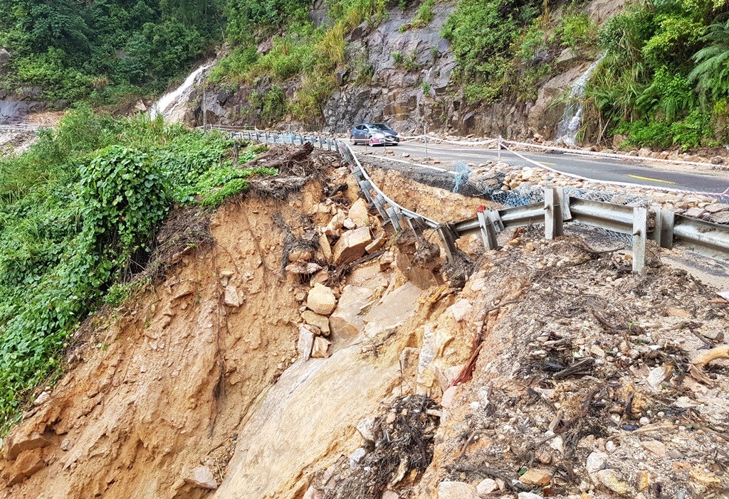Đường Nha Trang - Đà Lạt bị sạt lở 500 m3 đất đá sau mưa lớn - 1 Đường Nha Trang - Đà Lạt (thuộc quốc lộ 27C) bị sạt lở taluy vào tháng 11 năm nay