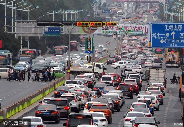 "Nghẹt thở" trước cảnh hàng trăm triệu người Trung Quốc cùng đổ xô đi du lịch - 7 Cửa ngõ ra khỏi các thành phố lớn luôn trong tình trạng ùn tắc kéo dài