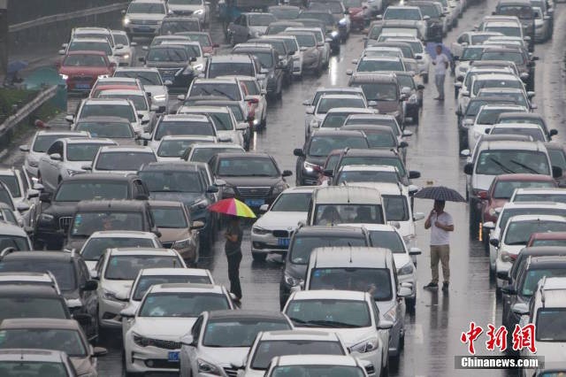 "Nghẹt thở" trước cảnh hàng trăm triệu người Trung Quốc cùng đổ xô đi du lịch - 5 Các tuyến đường cao tốc ùn tắc nghiêm trọng kể từ những ngày đầu nghỉ lễ
