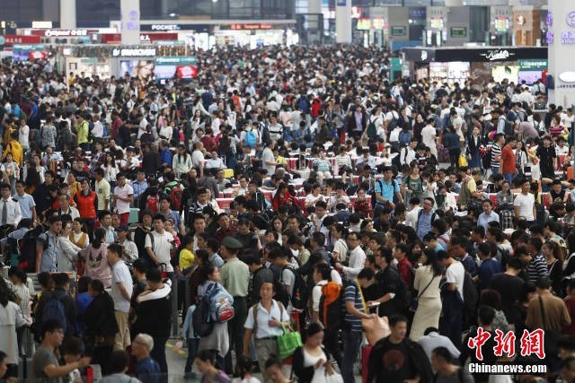 "Nghẹt thở" trước cảnh hàng trăm triệu người Trung Quốc cùng đổ xô đi du lịch - 3
Do dịp nghỉ lễ Quốc khánh kéo dài nên nhiều người lao động ở thành phố muốn về quê nghỉ dưỡng hoặc đi du lịch