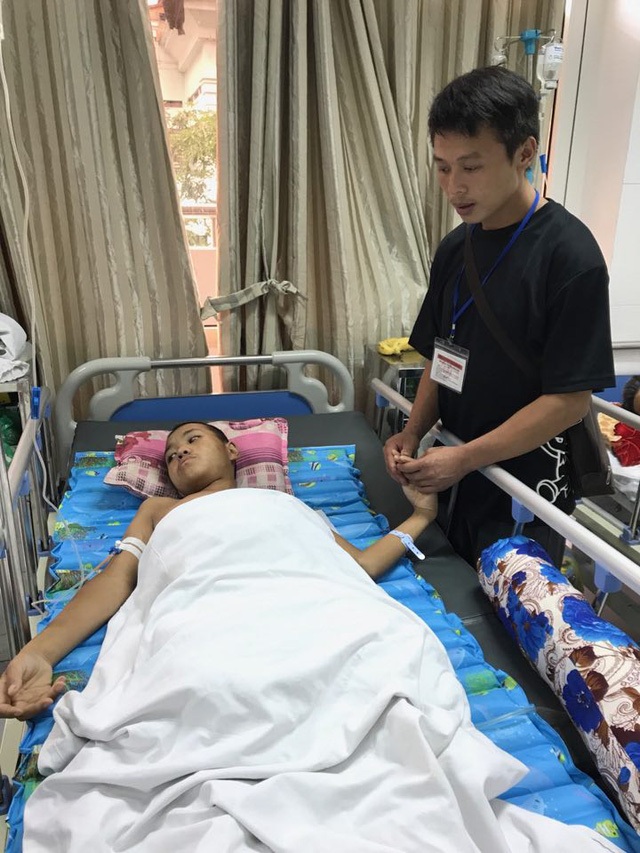 Hơn 98 triệu đồng tiếp tục đến với em Cử Mí Ná - 2 Nhờ số tiền bạn đọc Dân trí giúp đỡ mà Ná đã có kinh phí chữa bệnh và chăm lo cho cuộc sống của mình sau này nữa.