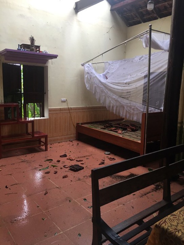 Bão quét qua, cây đổ ngổn ngang, nhiều đường bị ngập - 13 Một nhà dân ở xóm 1 xã Thạch Hưng, TP Hà Tĩnh bị bão đánh bay mái ngói, gây nhiều thiệt hại.