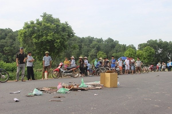 Hà Nội chỉ đạo giải quyết vụ người dân mang ruồi chết chặn xe rác - 1 Người dân mang ruồi chết ra giữa đường chặn xe chở rác (Ảnh: Trần Thanh)