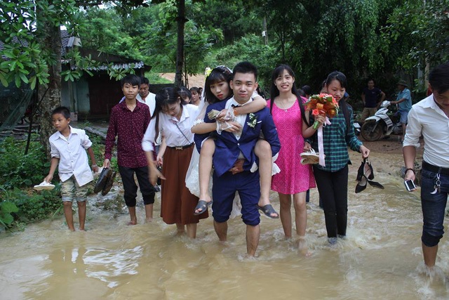 Đám cưới mùa mưa bão: Chú rể gây sốt rước dâu bằng xe trâu, máy xúc - 8 Những hình ảnh đám cưới đáng nhớ trong mùa mưa bão đã nhận được nhiều chia sẻ, yêu thích của cộng đồng