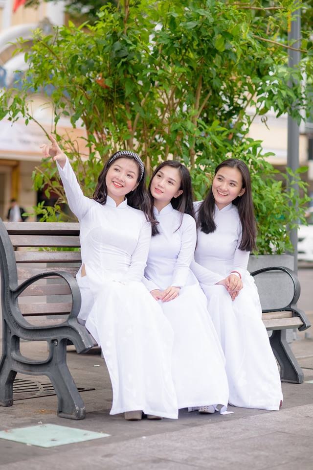 Ngẩn ngơ nhìn nữ sinh diện áo dài trắng dạo phố - 3 Ngẩn ngơ nhìn nữ sinh diện áo dài trắng dạo phố - 3