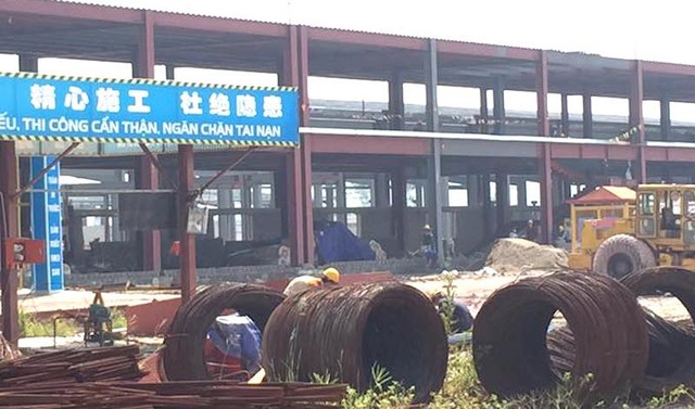 Dự án trăm triệu USD “trốn” ĐTM: Môi trường không phải "trò đùa" của doanh nghiệp! - 2
Công nhân đang thi công rầm rộ tại công trường dự án sản xuất tấm silic và lắp ráp tấm pin năng lượng. (Ảnh chụp sáng ngày 29/7).