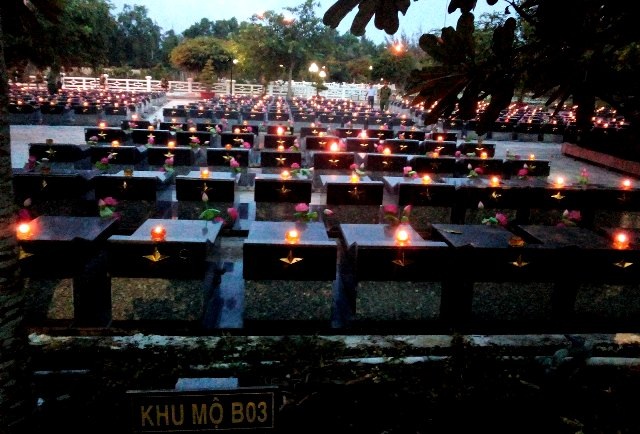 Thắp nến tri ân anh hùng liệt sĩ - 7 Thắp nến tri ân những anh hùng đã ngã xuống vì đất nước tại Nghĩa trang liệt sĩ tỉnh Bạc Liêu. (Ảnh: Huỳnh Hải)