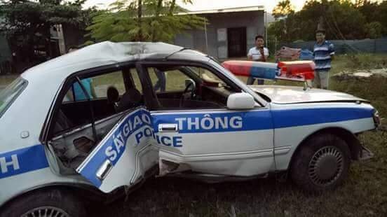 Xe cảnh sát gặp nạn khi truy đuổi tội phạm, 2 chiến sĩ bị thương - 1
Chiếc xe CSGT đang truy đuổi tội phạm ma túy thì bị tai nạn nghiêm trọng. (Ảnh: CTV)