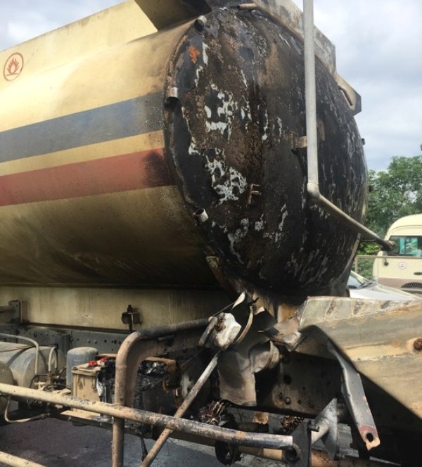 Xe bồn chở dầu bốc cháy ngùn ngụt - 2 Rất may khoang nhiên liệu chưa bị bén lửa