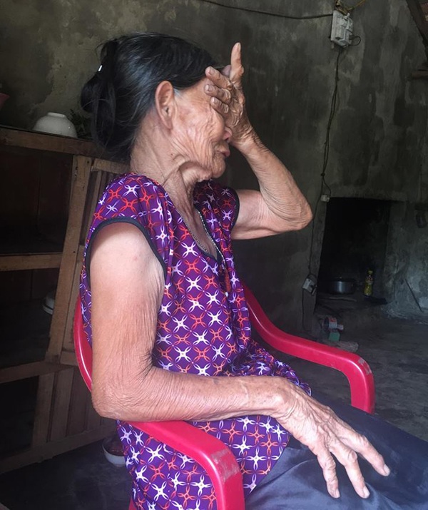 “Quan huyện” lập kế lừa dân cuỗm đất vàng giá rẻ - 6
Cụ Là bật khóc khi nhắc đến chuyện vì bán lô đất với giá rẻ mà gia đình cụ nảy sinh mâu thuẫn, lục đục.