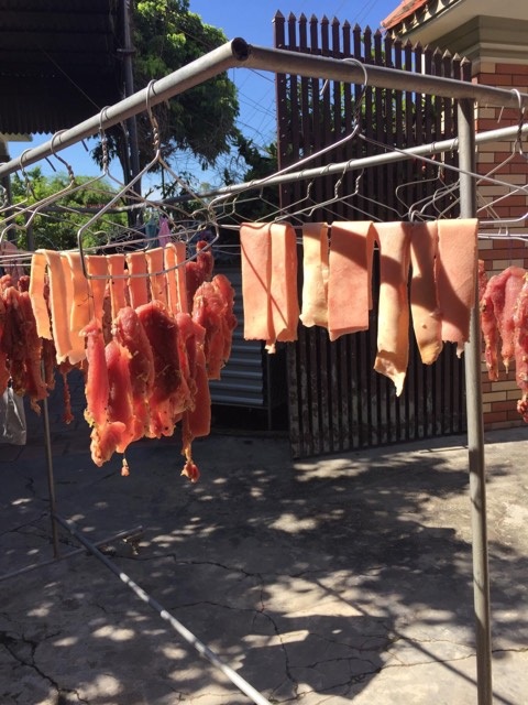 Nắng nóng cao điểm, bà nội trợ “rộ” trào lưu "thịt một nắng trên sân thượng" - 2 Thịt được treo trên móc áo có thể phơi trên sân thượng hoặc sân nhà. Ảnh: Phan Mai