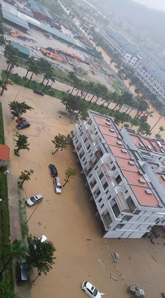 Mưa lớn gây ngập tại Hạ Long, một học sinh bị cuốn xuống cống - 2 Mưa lớn gây ngập lụt tại khu du lịch Bãi Cháy