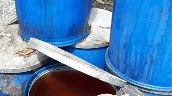 Bắt quả tang một cơ sở sản xuất hàng nghìn lít mỡ bẩn - 1 Hàng nghìn lít mỡ bẩn chuẩn bị đua ra thị trường tiêu thụ bị công an phát hiện (ảnh CTV)