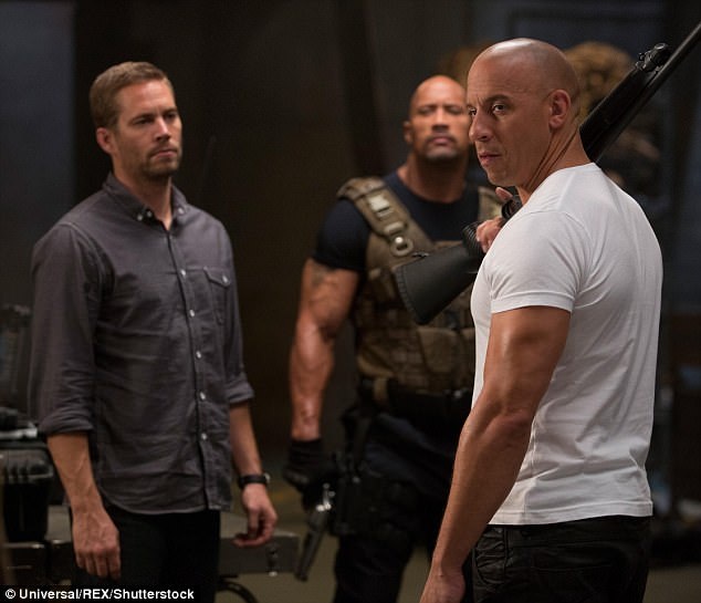 “Đá tảng” Dwayne Johnson muốn tranh cử Tổng thống Mỹ - 4 Dwayne trong một cảnh phim của “Fast & Furious 6”, xuất hiện bên cạnh nam diễn viên quá cố Paul Walker và Vin Diesel.
